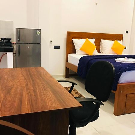 Blue Whales Hotel Hikkaduwa Extérieur photo