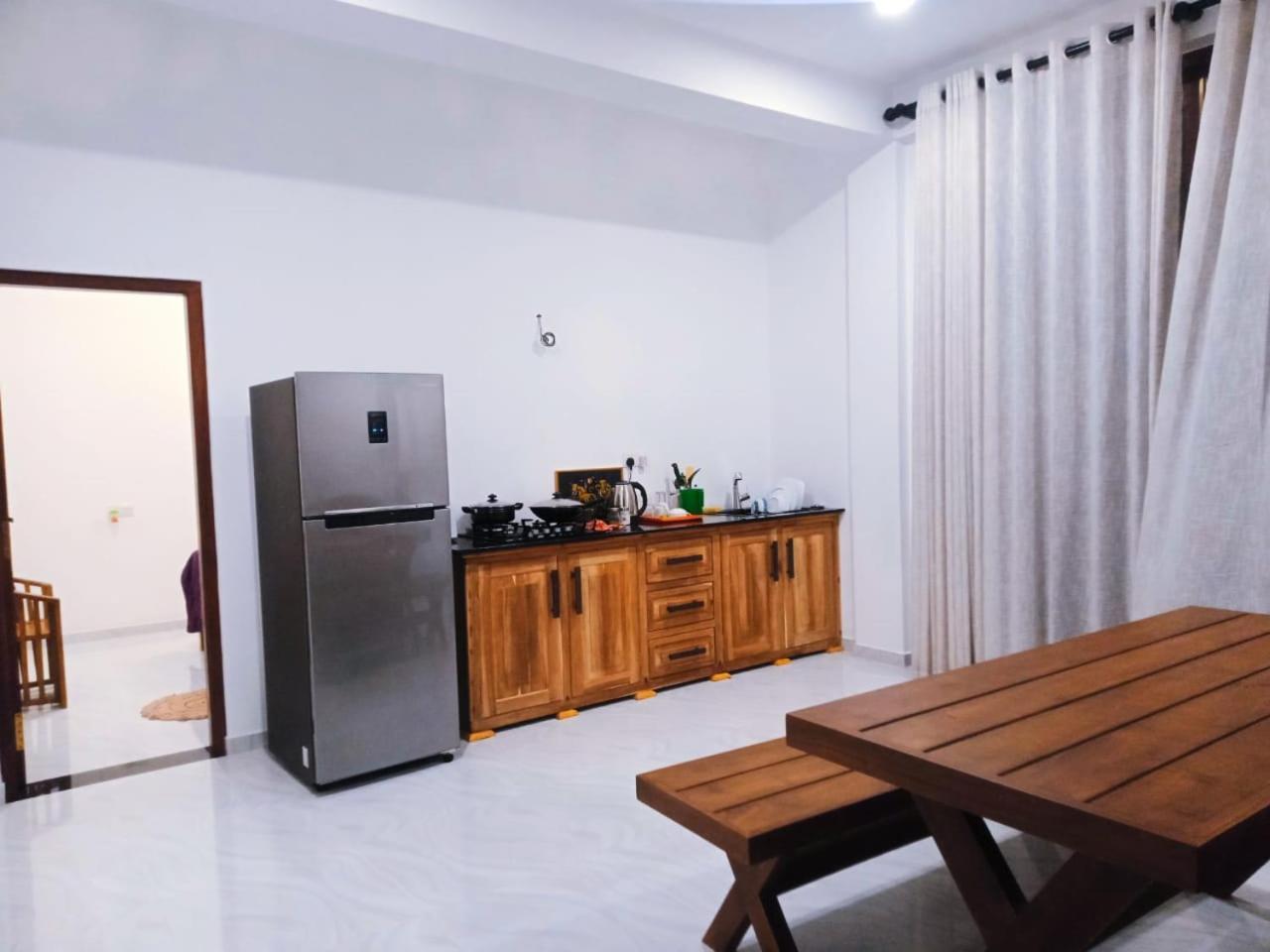 Blue Whales Hotel Hikkaduwa Extérieur photo