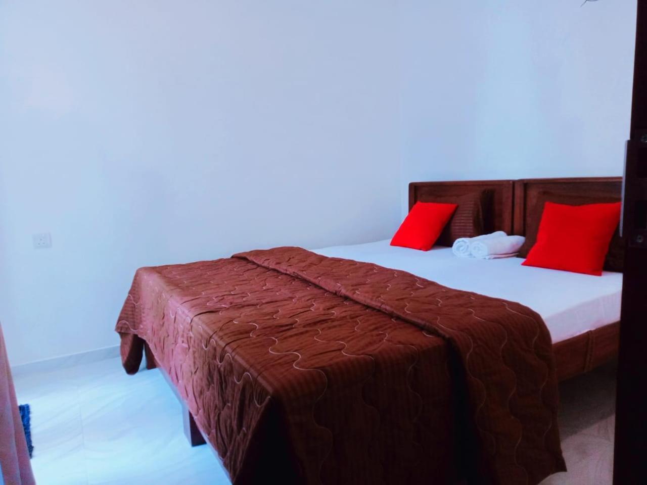 Blue Whales Hotel Hikkaduwa Extérieur photo
