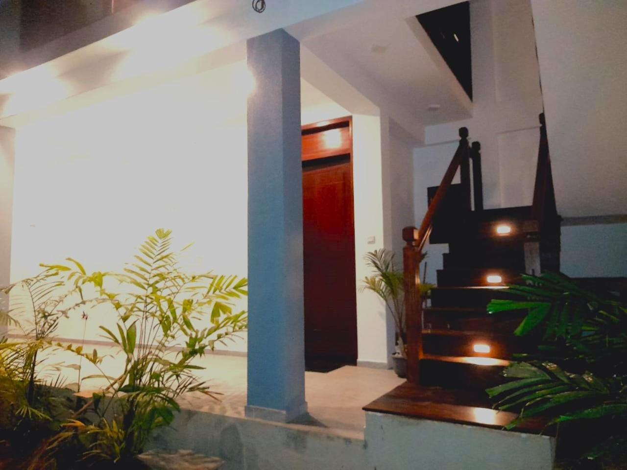 Blue Whales Hotel Hikkaduwa Extérieur photo