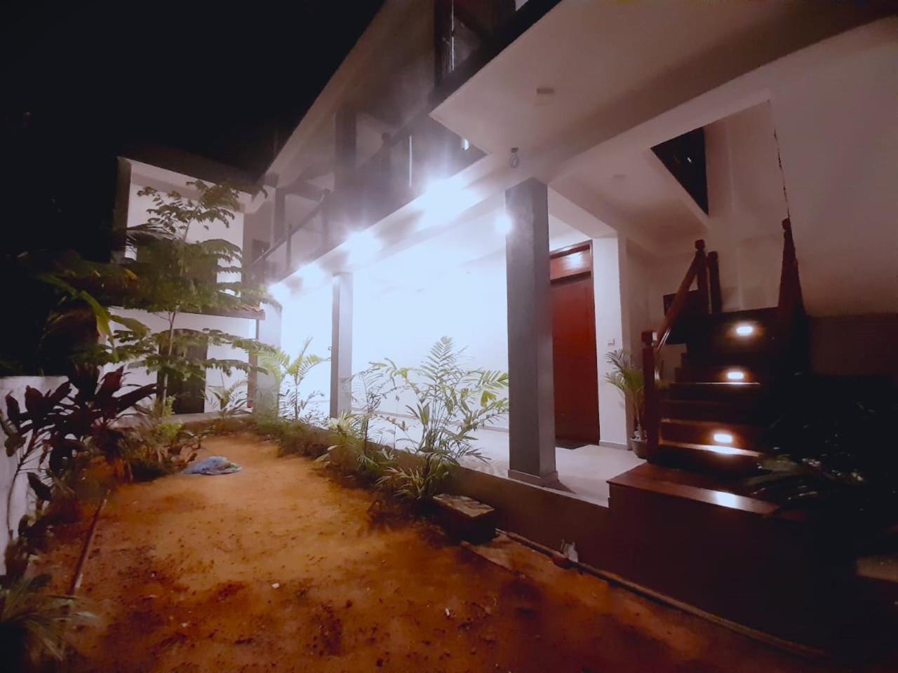 Blue Whales Hotel Hikkaduwa Extérieur photo