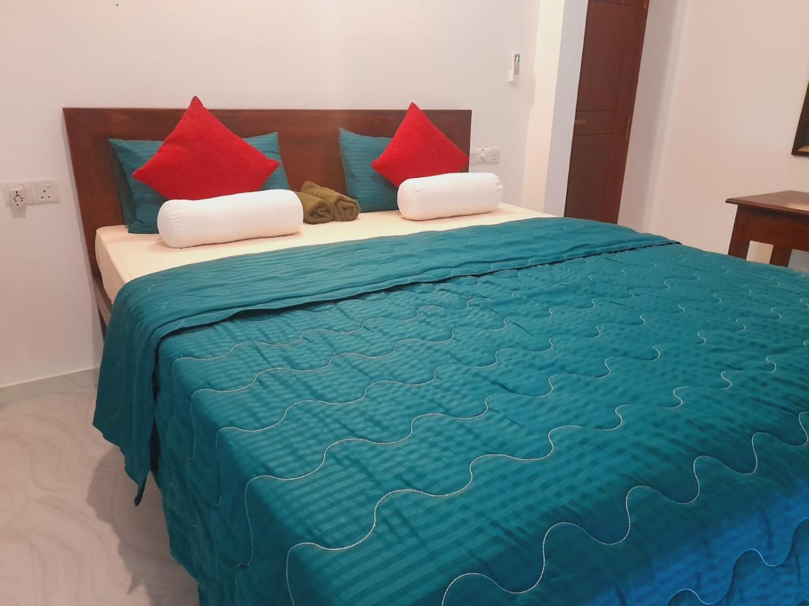 Blue Whales Hotel Hikkaduwa Extérieur photo