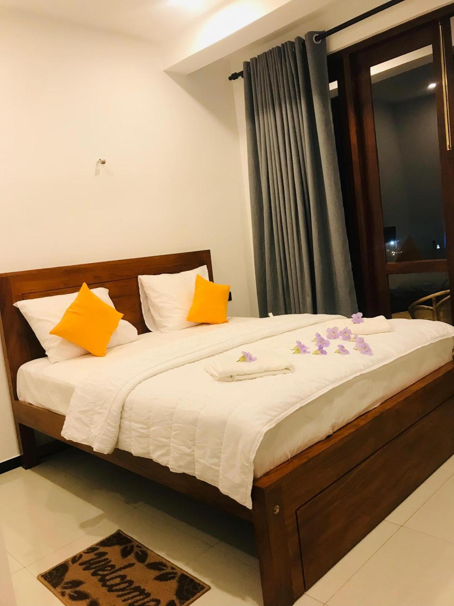 Blue Whales Hotel Hikkaduwa Extérieur photo