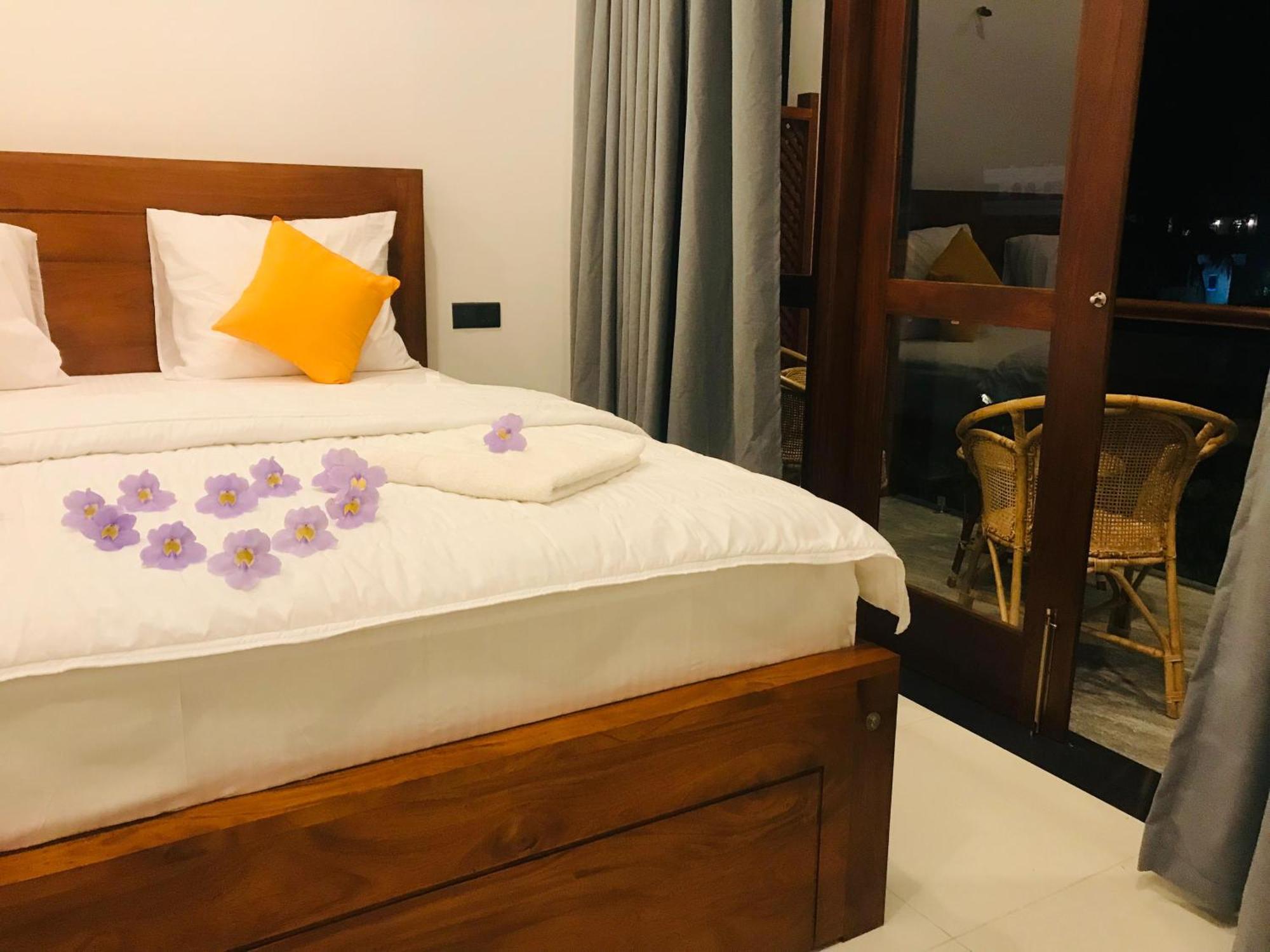 Blue Whales Hotel Hikkaduwa Extérieur photo