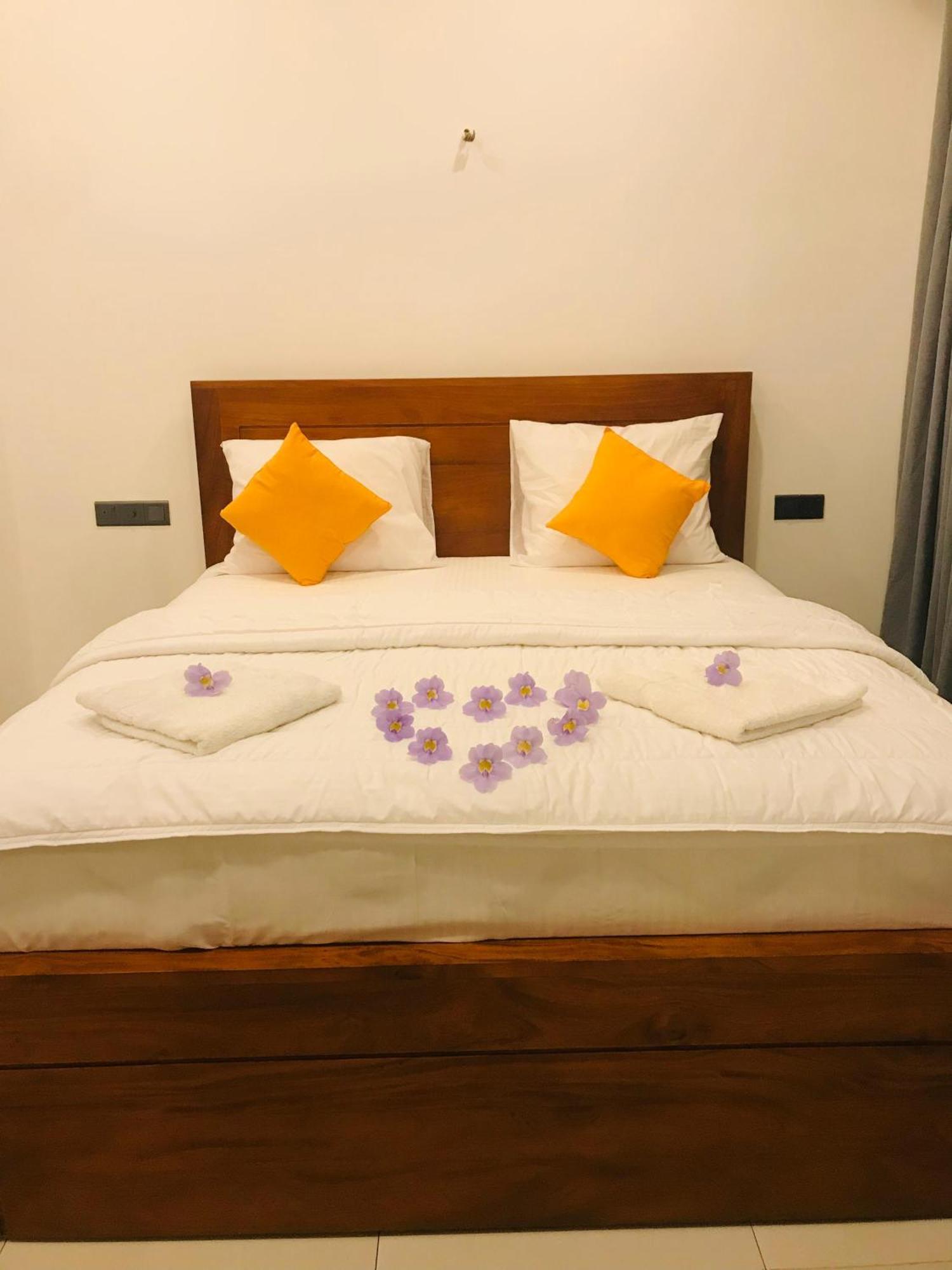 Blue Whales Hotel Hikkaduwa Extérieur photo