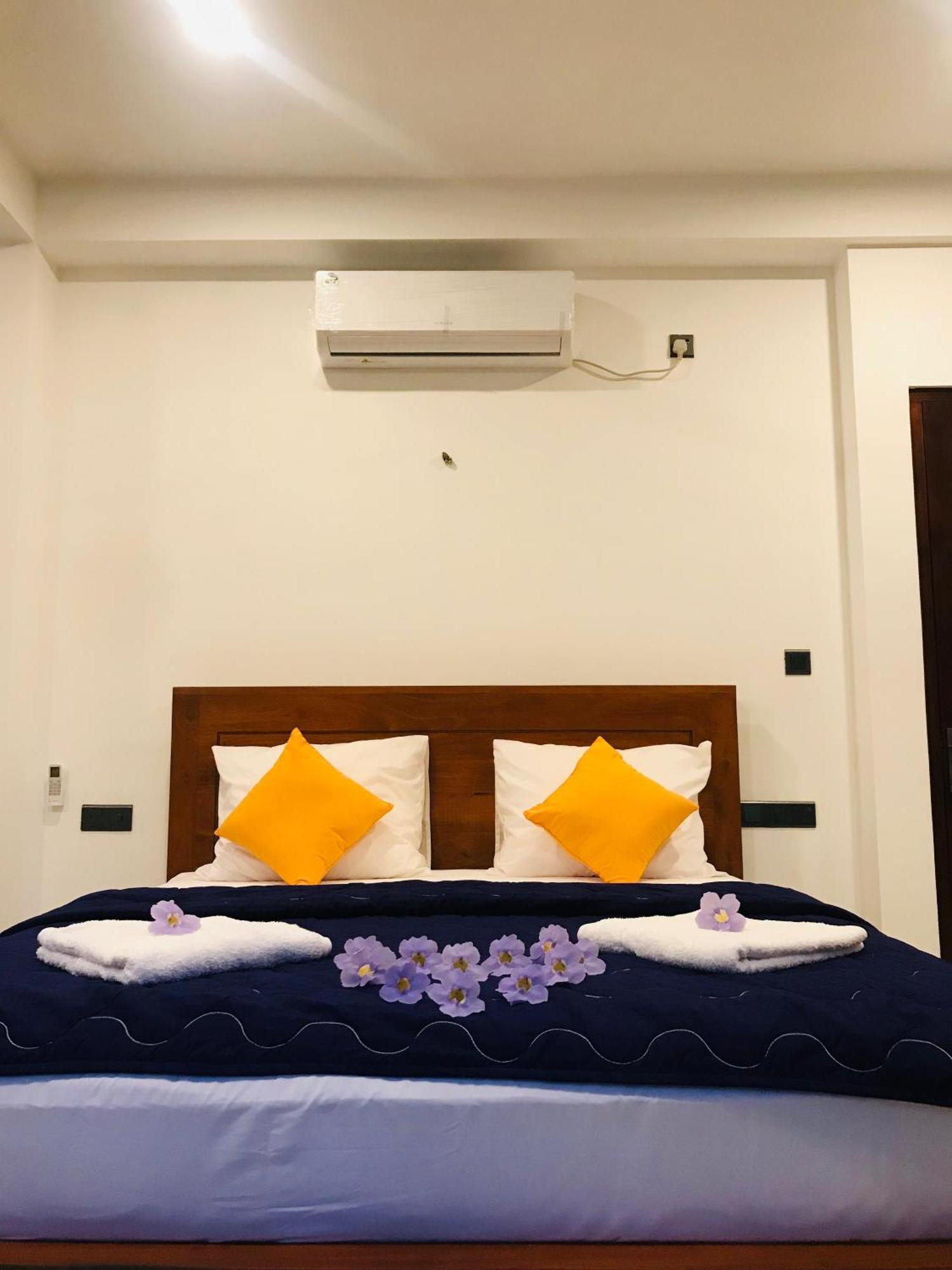 Blue Whales Hotel Hikkaduwa Extérieur photo