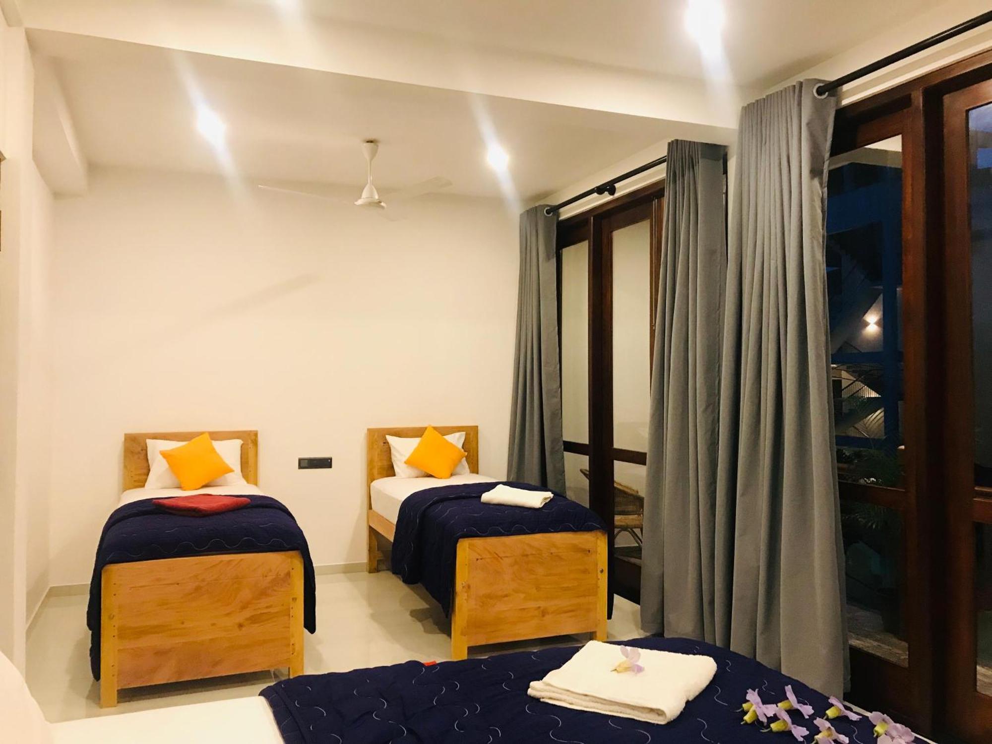 Blue Whales Hotel Hikkaduwa Extérieur photo