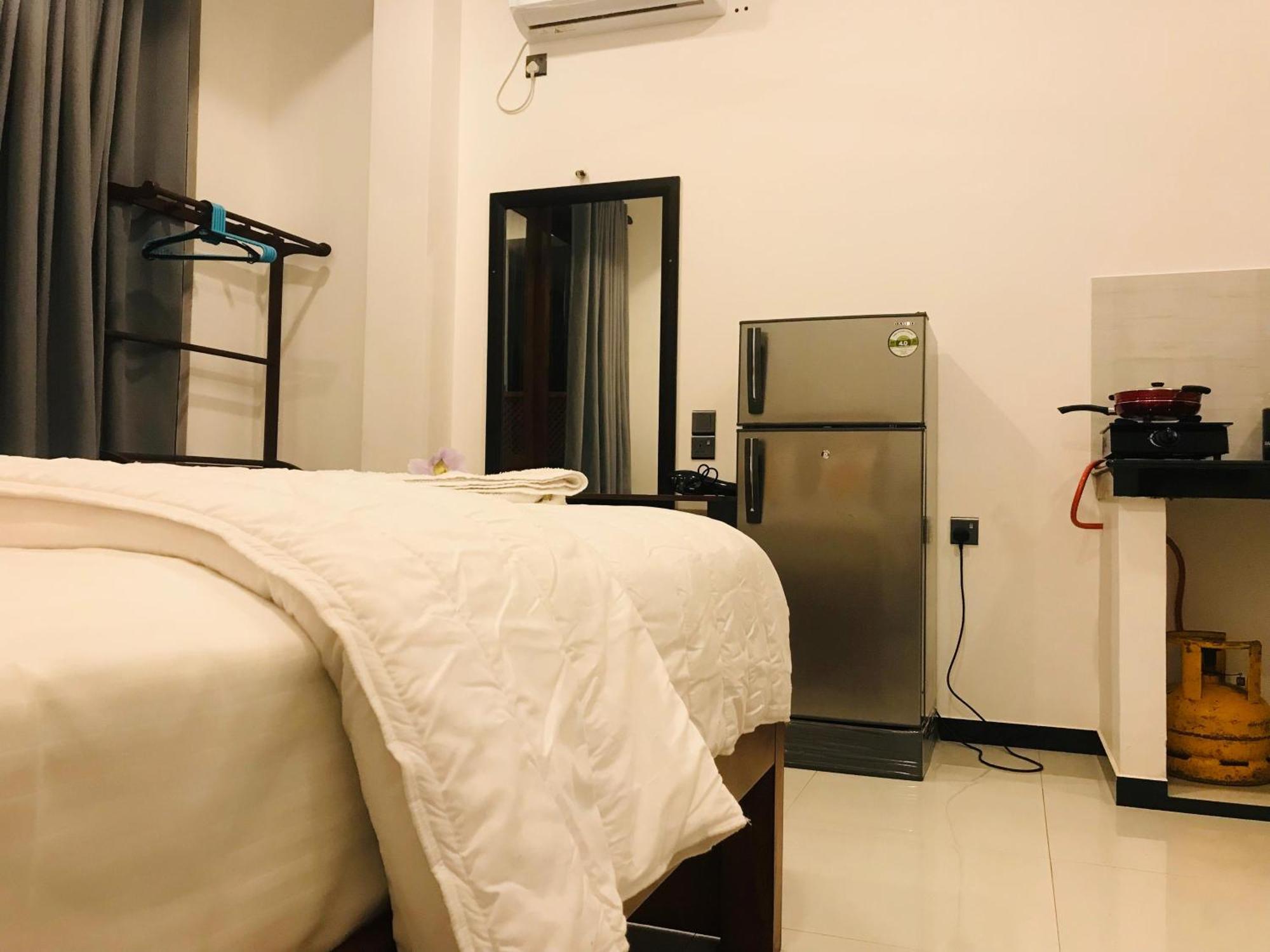 Blue Whales Hotel Hikkaduwa Extérieur photo