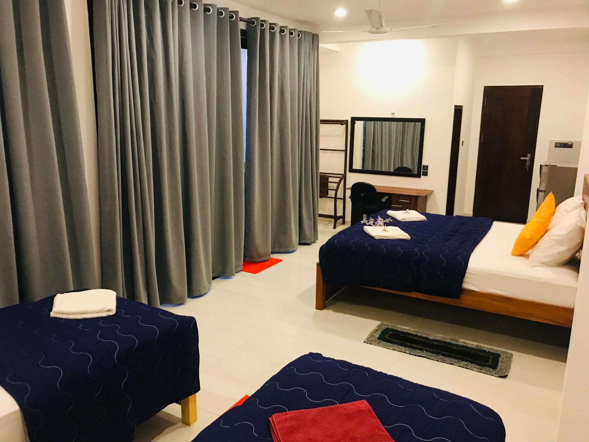 Blue Whales Hotel Hikkaduwa Extérieur photo