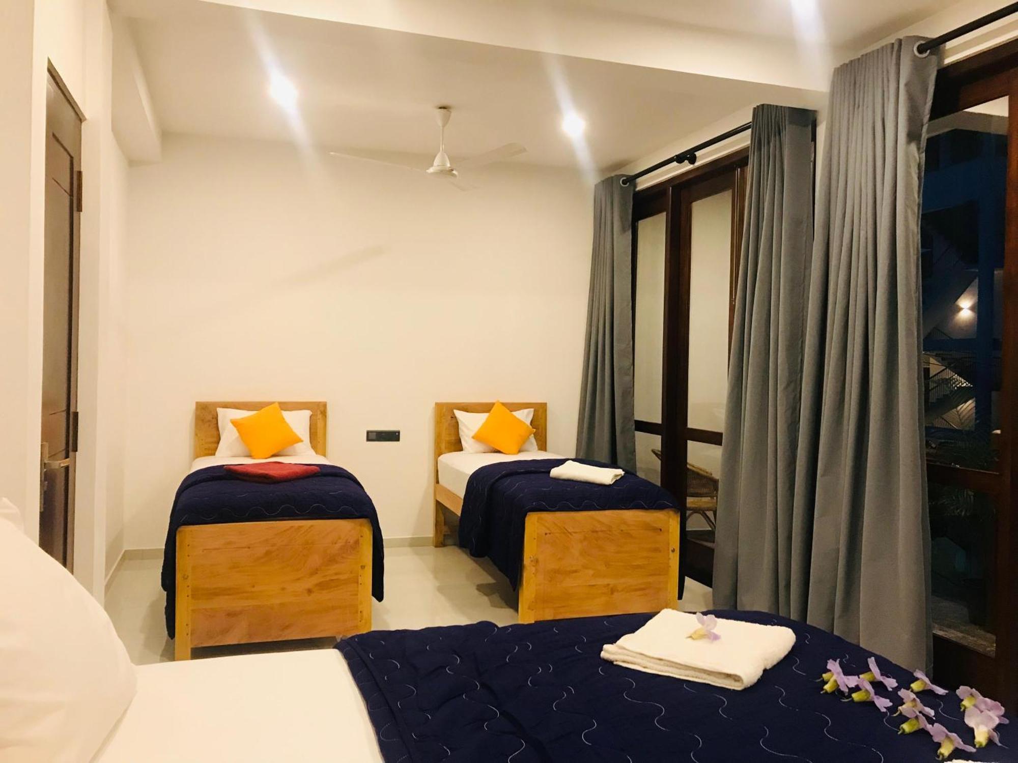 Blue Whales Hotel Hikkaduwa Extérieur photo