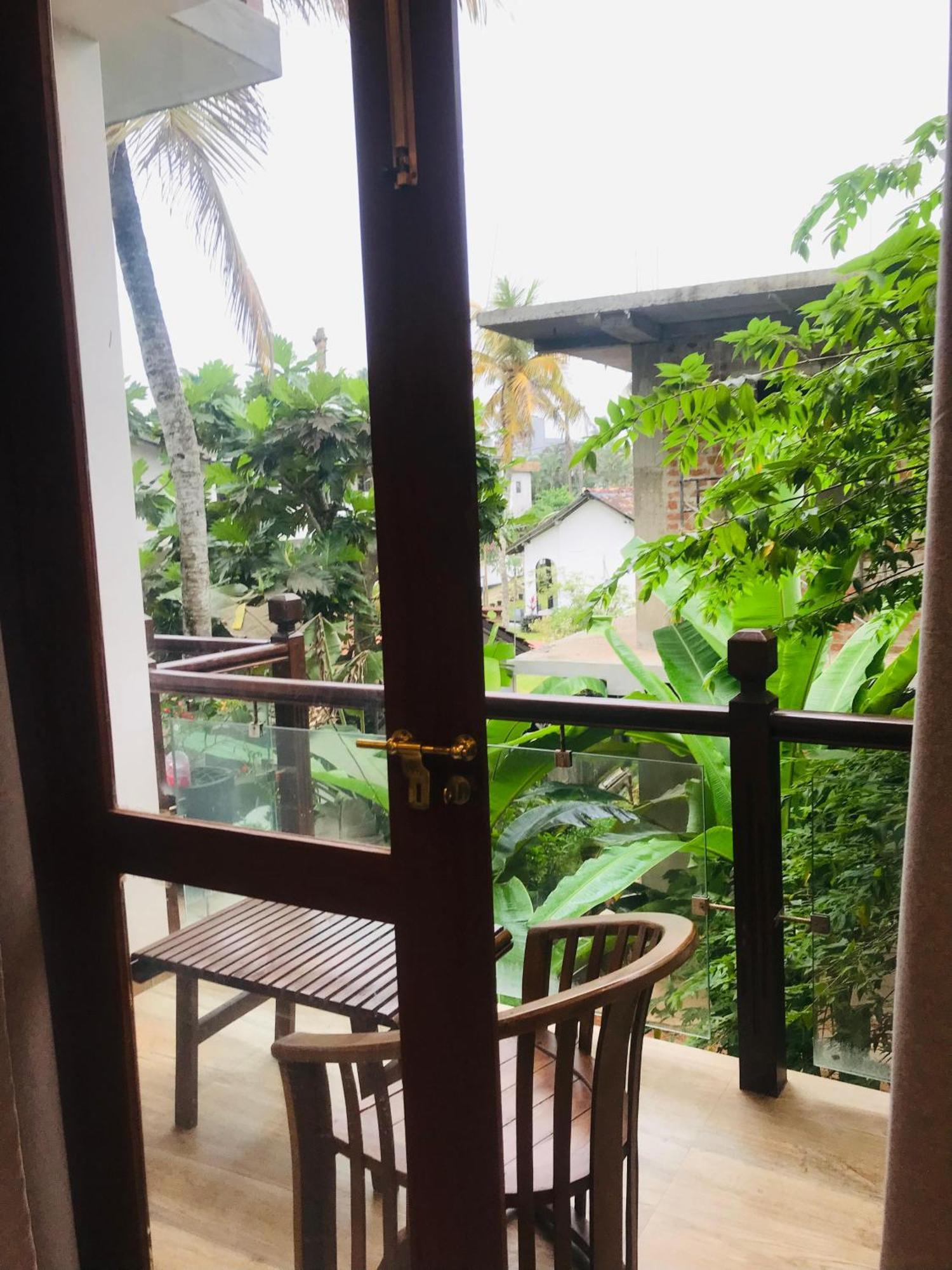 Blue Whales Hotel Hikkaduwa Extérieur photo