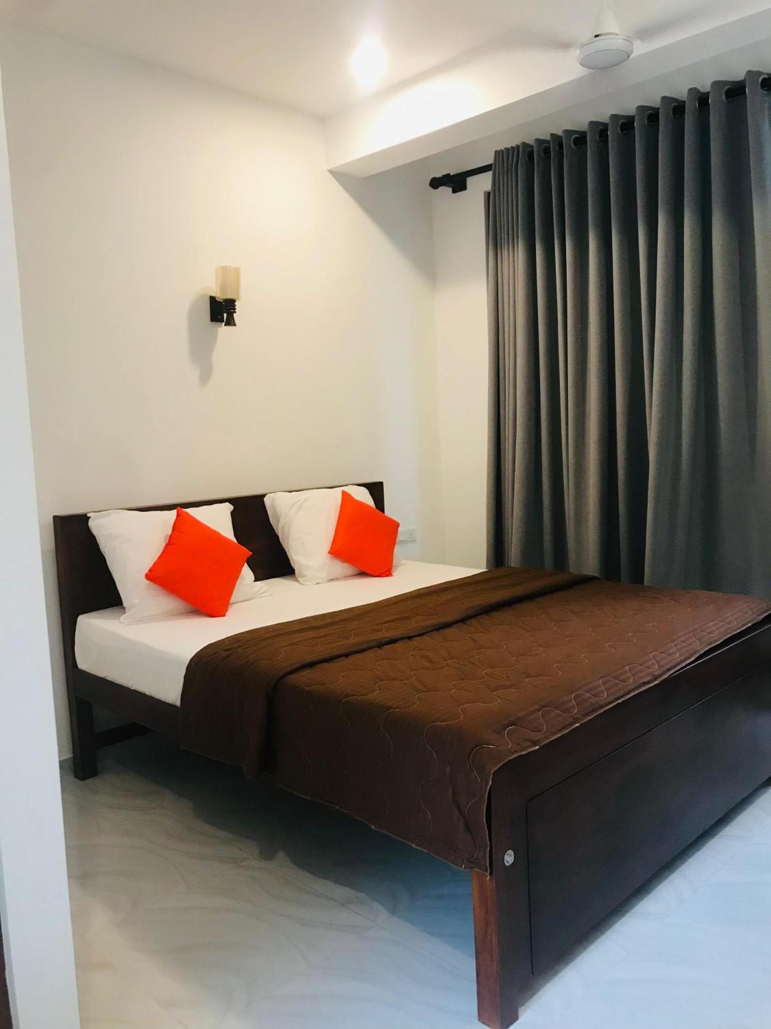 Blue Whales Hotel Hikkaduwa Extérieur photo