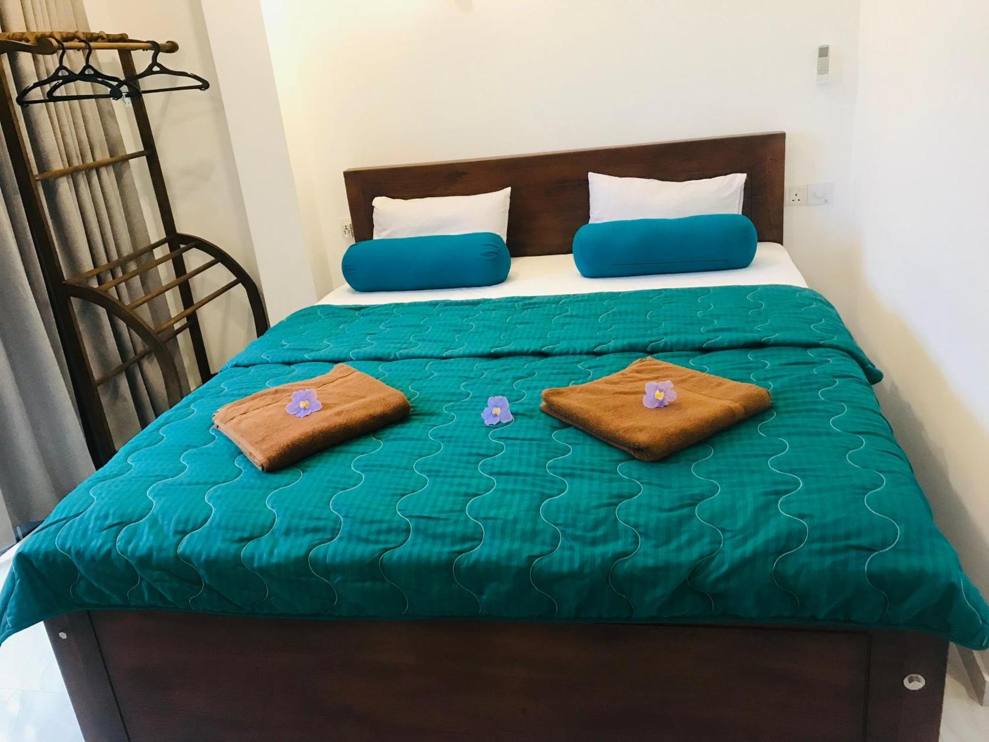 Blue Whales Hotel Hikkaduwa Extérieur photo