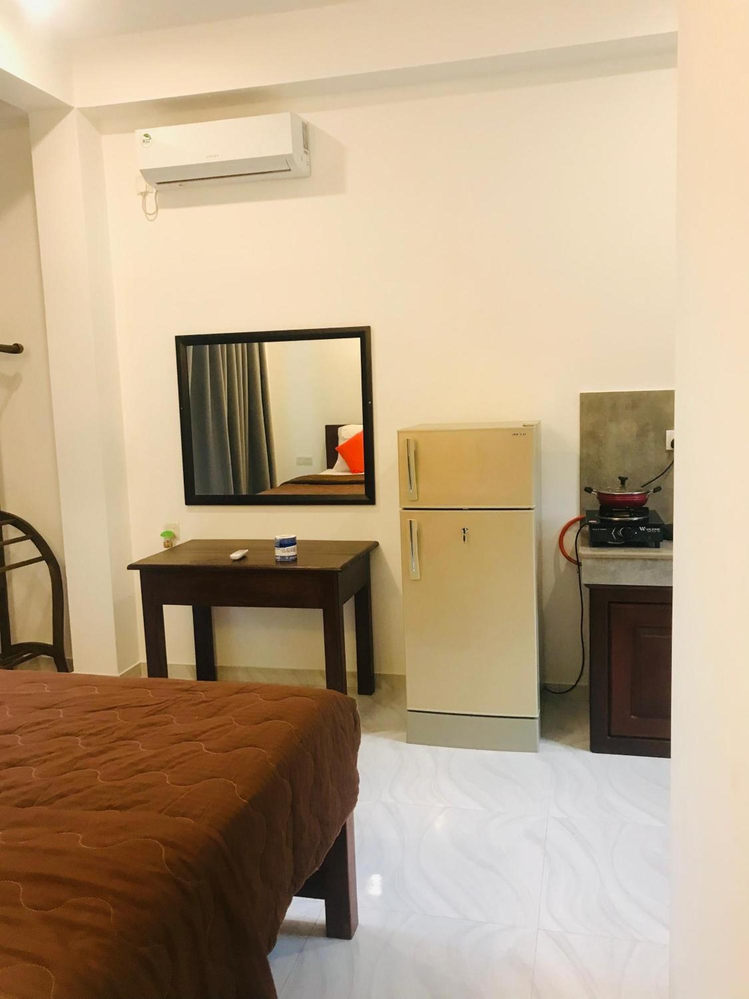 Blue Whales Hotel Hikkaduwa Extérieur photo