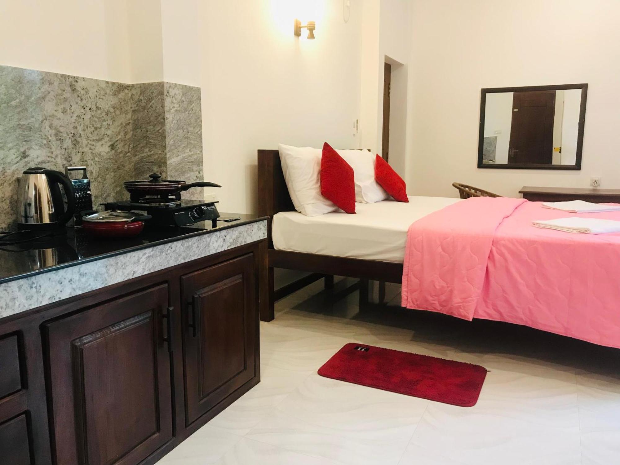 Blue Whales Hotel Hikkaduwa Extérieur photo