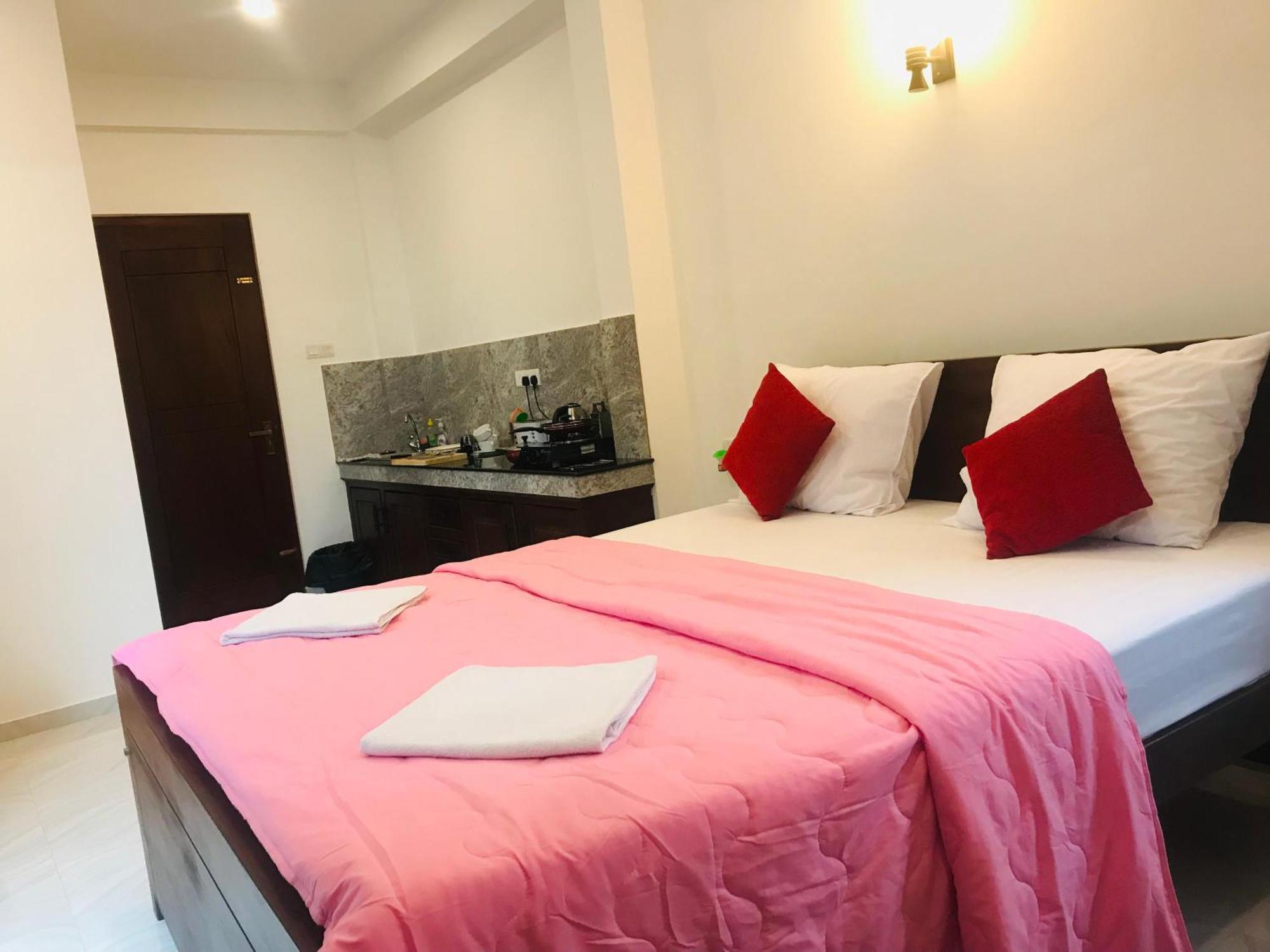Blue Whales Hotel Hikkaduwa Extérieur photo