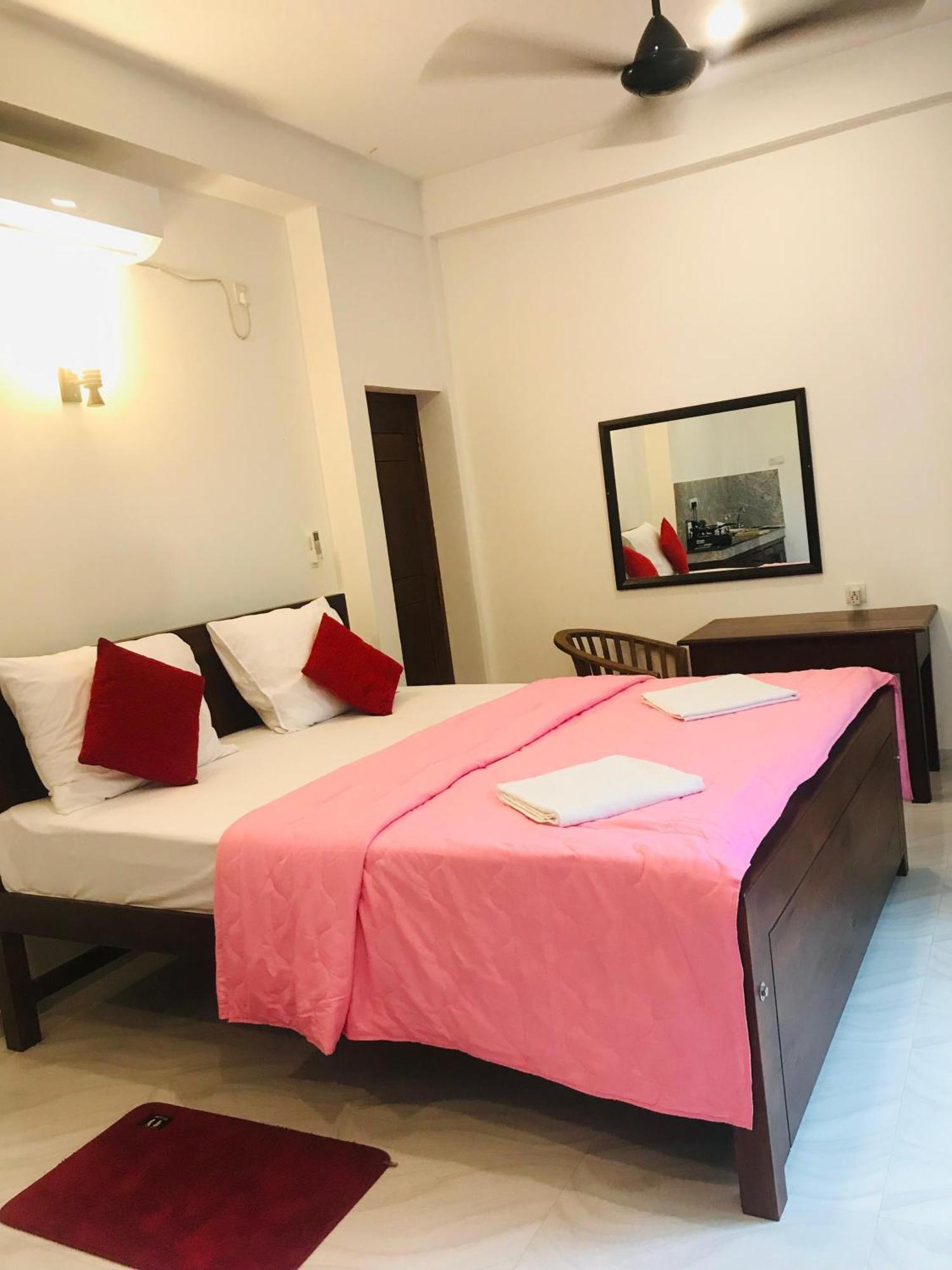 Blue Whales Hotel Hikkaduwa Extérieur photo